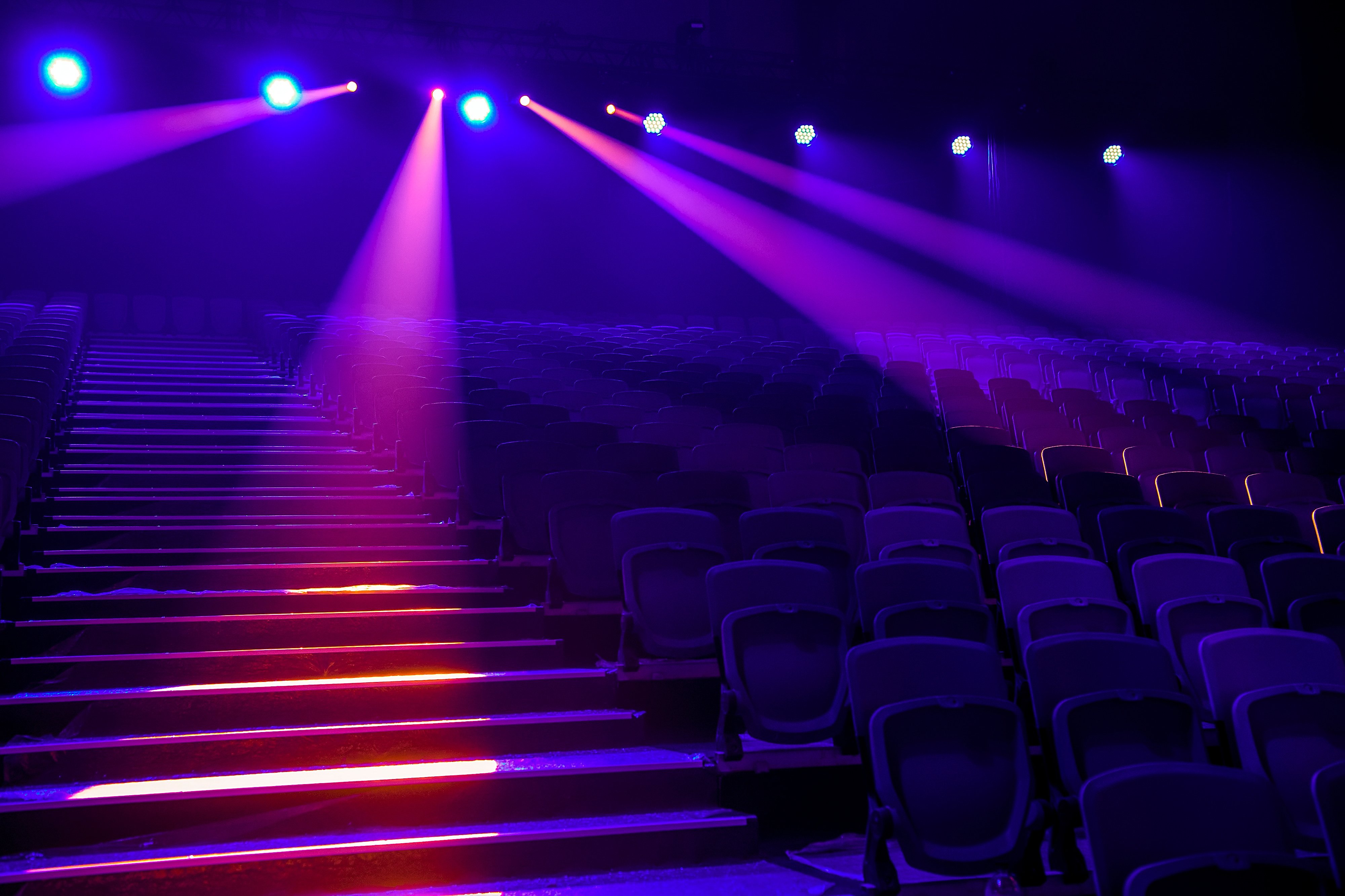 AdobeStock_421508805-Theater-Studio